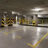 Nowe, puste miejsca parkingowe pod blokiem. Zastanawiasz się, ile kosztuje miejsce parkingowe pod blokiem?