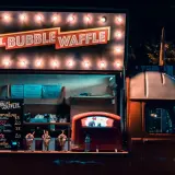 Food truck "Bubble Waffle" nocą. Menu z deserami i cenami. Chcesz wiedzieć, jak zamówić food trucka? Ten wygląda apetycznie!