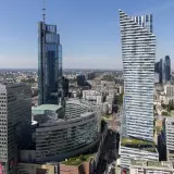 Warszawskie wieżowce, w tym najwyższy budynek w Warszawie, na tle błękitnego nieba.