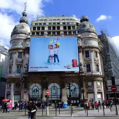 Ile kosztuje wynajem billboardu? Poznaj ceny i ukryte koszty