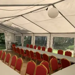 Ile kosztuje wynajem namiotu na komunie? Ceny, które zaskoczą