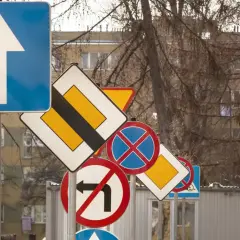 Kto stawia znaki drogowe? Na tym zdjęciu widzimy ich mnóstwo: zakaz skrętu, pierwszeństwo, postój, ścieżka rowerowa i inne.