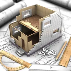 Model domu w budowie na planach architektonicznych, linijka i ołówek. Jak zalegalizować budynek? Zaczynamy od projektu.
