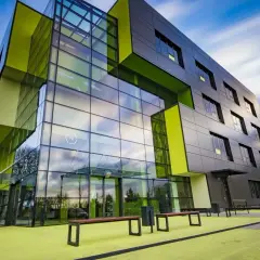 Fasada budynku co to? Odkryj jej znaczenie i zastosowanie w architekturze