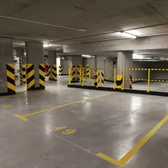 Nowe, puste miejsca parkingowe pod blokiem. Zastanawiasz się, ile kosztuje miejsce parkingowe pod blokiem?