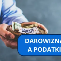 Dłonie trzymają miseczkę z datkami i banknotami. Napis "DONATE" i "DAROWIZNA A PODATKI" sugerują, jak uniknąć podatku od darowizny.
