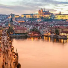 Zachód słońca nad Pragą, tłumy na Moście Karola. Zastanawiasz się, ile kosztuje życie w Czechach?