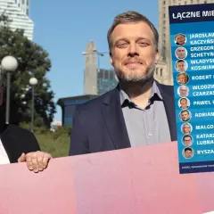 Dwóch polityków prezentuje tabelę z zarobkami liderów partii. Sprawdź, ile zarabia członek partii.