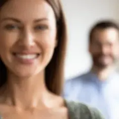 Jak skutecznie zabezpieczyć się przy wynajmie mieszkania przed oszustami