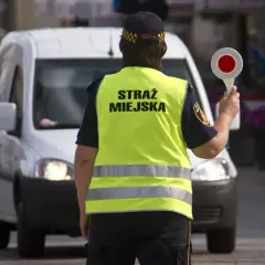 Czy straż miejska może wystawić mandat za parkowanie na osiedlu? Sprawdź zasady