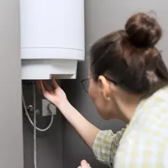 Przepływowy podgrzewacz wody czy bojler elektryczny – co wybrać, aby zaoszczędzić?