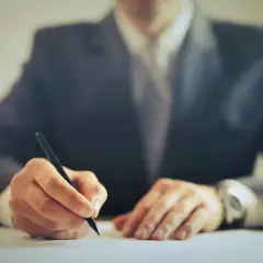 Kto pokrywa koszty notariusza przy sprzedaży nieruchomości? Sprawdź!