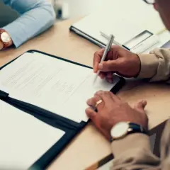Jak zaksięgować akt notarialny zakupu nieruchomości bez błędów?