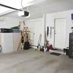 Garaż z rowerem, drabiną i narzędziami. Czy w garażu można prowadzić działalność gospodarczą? Zależy od przepisów i rodzaju działalności.