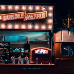 Food truck "Bubble Waffle" nocą. Menu z deserami i cenami. Chcesz wiedzieć, jak zamówić food trucka? Ten wygląda apetycznie!