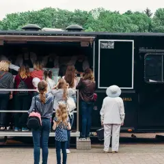 Kolejka do food trucka. Zastanawiasz się, ile kosztuje miejsce pod food truck?