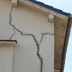 Pęknięcia na elewacji budynku sugerują, że jego wiek jest już znaczący.