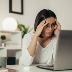Zestresowana kobieta zmagająca się z problemem, zastanawia się, ile czasu na rozpatrzenie reklamacji.