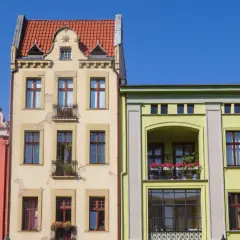 Kolorowe kamienice, jak ustalić rok budowy bloku? Zwróć uwagę na detale architektoniczne, zdobienia i styl okien.