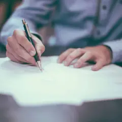 Umowa pośrednictwa kupna nieruchomości: na co uważać, by uniknąć strat