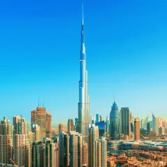 Burj Khalifa, najwyższy budynek świata, ma 163 piętra. Widać go na tle błękitnego nieba nad Dubajem.