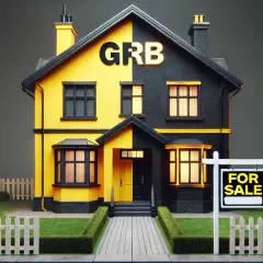 Dwukolorowy dom z napisem GRB i tabliczką "FOR SALE" – idealny do nauki, jak sprzedać udziały w nieruchomości.