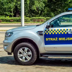 Samochód Straży Miejskiej z napisem "STRAŻ MIEJSKA" na drzwiach. Czy straż miejska może wystawić mandat za złe parkowanie? Tak, może.