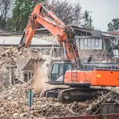 Ile kosztuje wyburzenie budynku gospodarczego? Sprawdź ukryte koszty