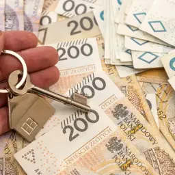 Klucze do domu na stosie banknotów 200 zł. Czy podatek od nieruchomości można odliczyć od podatku?