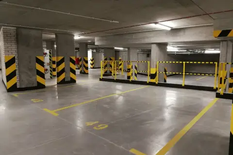 Nowe, puste miejsca parkingowe pod blokiem. Zastanawiasz się, ile kosztuje miejsce parkingowe pod blokiem?