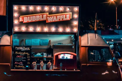 Food truck "Bubble Waffle" nocą. Menu z deserami i cenami. Chcesz wiedzieć, jak zamówić food trucka? Ten wygląda apetycznie!