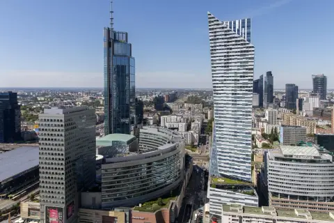 Warszawskie wieżowce, w tym najwyższy budynek w Warszawie, na tle błękitnego nieba.