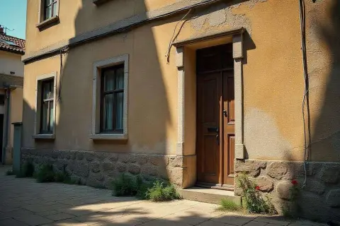 Stara kamienica z drewnianymi drzwiami i oknami. Chcesz wiedzieć, jak sprawdzić rok budowy kamienicy?