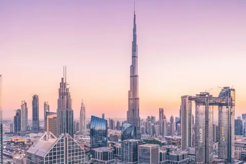 Panorama Dubaju o zachodzie słońca. Najwyższy wieżowiec, Burdż Chalifa, ma 163 piętra.