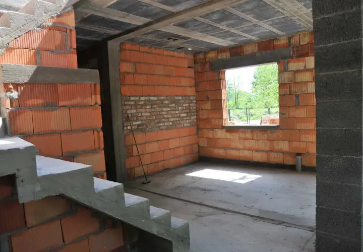 Ile kosztuje przekształcenie budynku gospodarczego na mieszkalny? Sprawdź koszty i pułapki