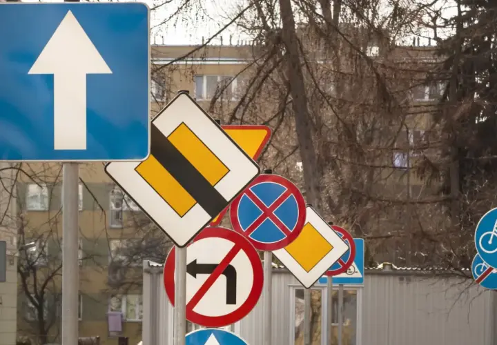 Kto stawia znaki drogowe? Na tym zdjęciu widzimy ich mnóstwo: zakaz skrętu, pierwszeństwo, postój, ścieżka rowerowa i inne.