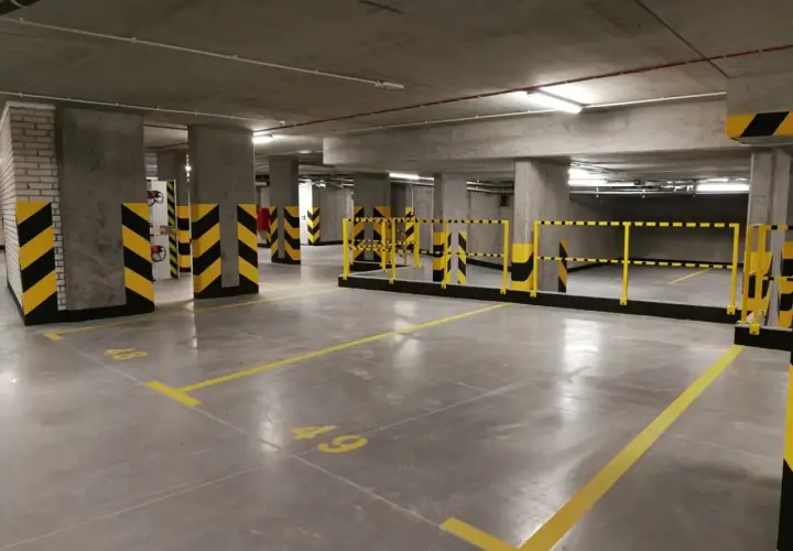 Nowe, puste miejsca parkingowe pod blokiem. Zastanawiasz się, ile kosztuje miejsce parkingowe pod blokiem?