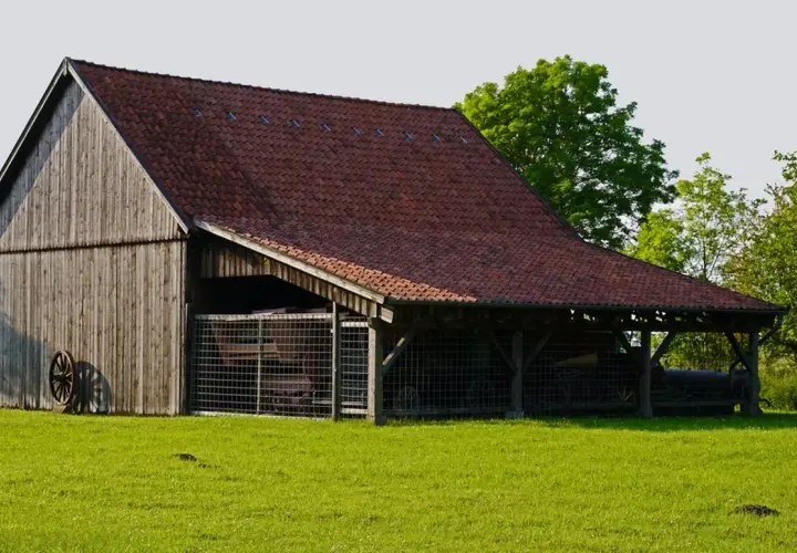 Ile budynków gospodarczych na działce? Sprawdź przepisy i ograniczenia
