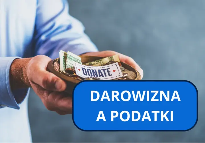 Dłonie trzymają miseczkę z datkami i banknotami. Napis "DONATE" i "DAROWIZNA A PODATKI" sugerują, jak uniknąć podatku od darowizny.