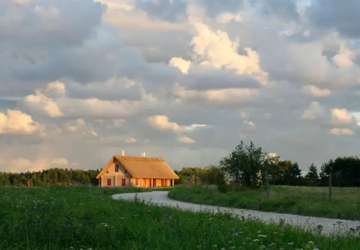 Czy rolnik płaci podatek od nieruchomości za budynek mieszkalny? Sprawdź zasady zwolnień