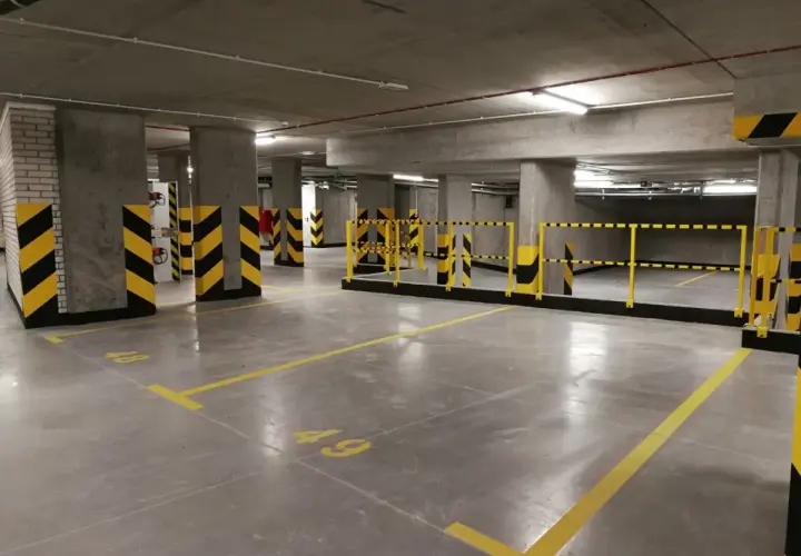 Podziemny parking z miejscami oznaczonymi numerami 48 i 49. Zastanawiasz się, ile kosztuje miejsce parkingowe w Warszawie?