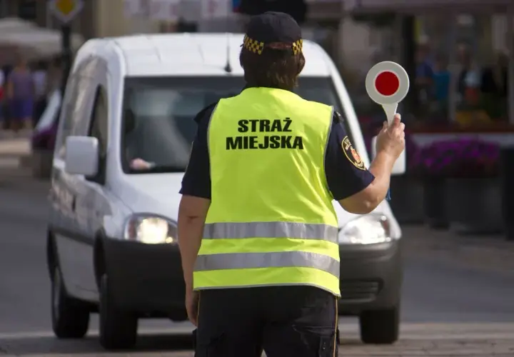 Czy straż miejska może wystawić mandat za parkowanie na osiedlu? Sprawdź zasady