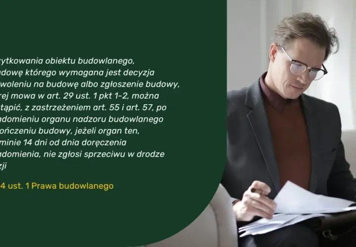 Mężczyzna w okularach analizuje dokumenty. Tekst informuje, kiedy nadzór budowlany przyjeżdża na odbiór domu.
