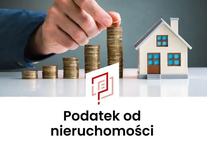 Ręka kładzie monetę na stosie, obok domku i rosnących stosów monet. Podatek od nieruchomości Poznań.