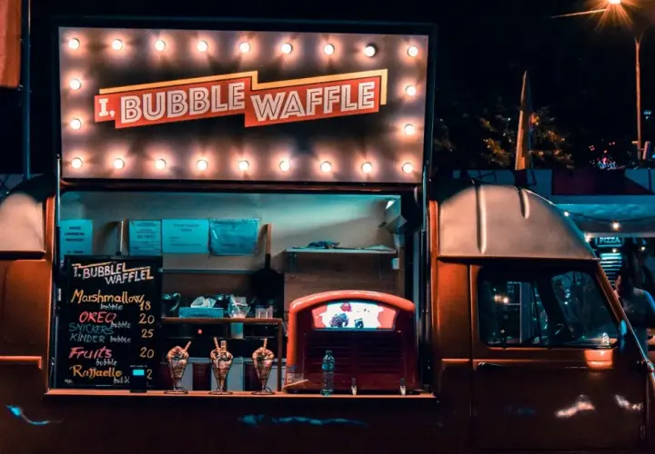 Food truck "Bubble Waffle" nocą. Menu z deserami i cenami. Chcesz wiedzieć, jak zamówić food trucka? Ten wygląda apetycznie!