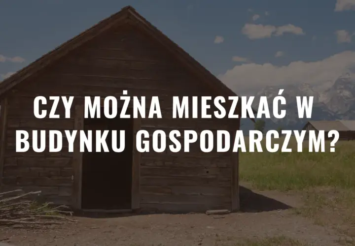 Drewniany budynek gospodarczy na tle gór i łąki.