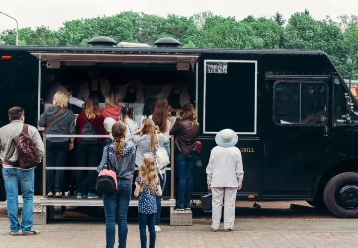 Kolejka do food trucka. Zastanawiasz się, ile kosztuje miejsce pod food truck?