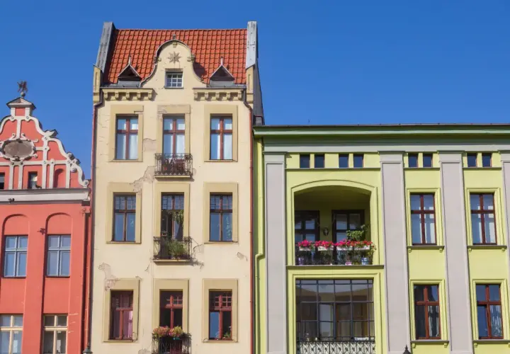 Kolorowe kamienice, jak ustalić rok budowy bloku? Zwróć uwagę na detale architektoniczne, zdobienia i styl okien.