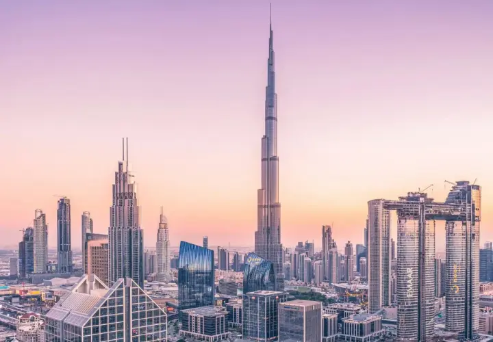 Panorama Dubaju o zachodzie słońca. Najwyższy wieżowiec, Burdż Chalifa, ma 163 piętra.