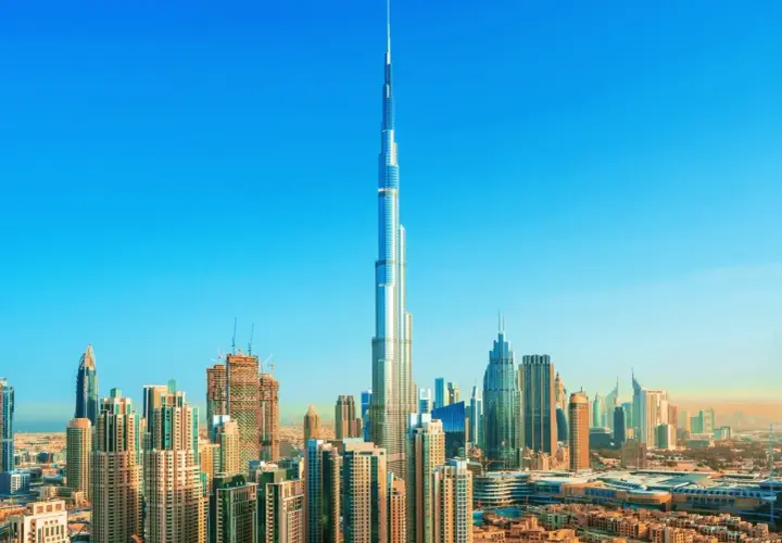 Burj Khalifa, najwyższy budynek świata, ma 163 piętra. Widać go na tle błękitnego nieba nad Dubajem.